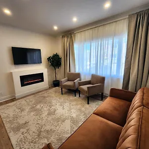  Appartement Elegant Two Bedroom With Office In Canada